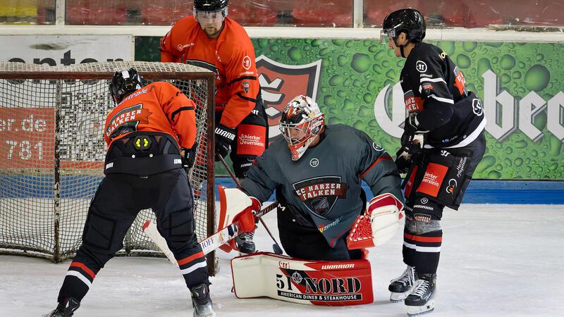 Im Training spielen die Falken noch gegeneinander. In der Mitte Torhüter Taylor Dupuis, hinten Stürmer Dennis Arnold.