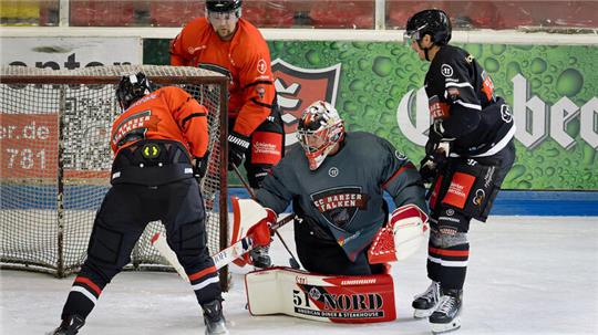 Im Training spielen die Falken noch gegeneinander. In der Mitte Torhüter Taylor Dupuis, hinten Stürmer Dennis Arnold.