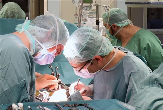 Im Transplantationszentrum am Leipziger Universitätsklinikum wird eine Niere beim Empfänger transplantiert.