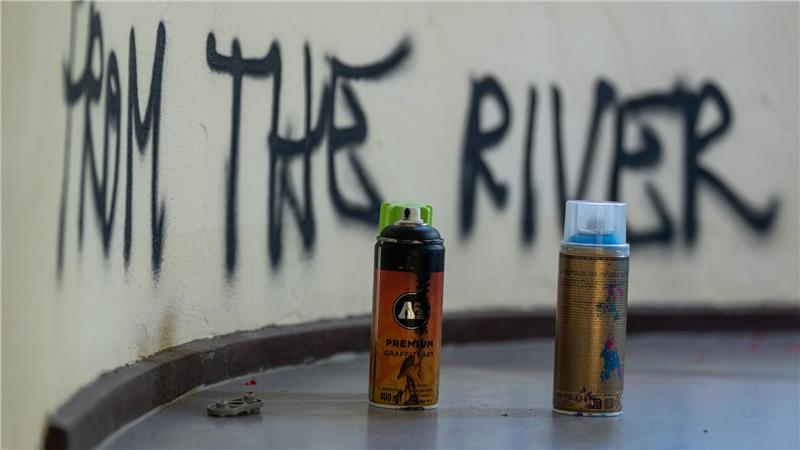 Hochschul-Präsidentin: Aktivisten ging es um Zerstörung Im Treppenhaus stehen noch Farbspray-Dosen der Aktivisten.