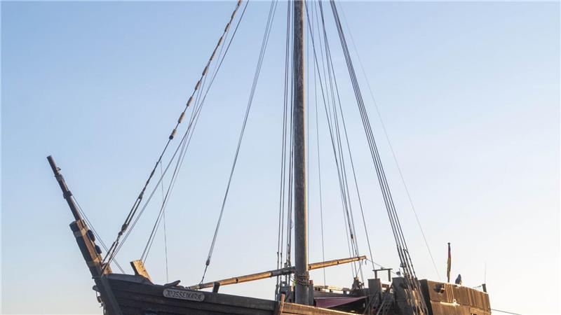 Im Trockenen: Poeler Kogge „Wissemara“ steht auf dem Schiffslift im maritimen Gewerbepark Volkswerft.