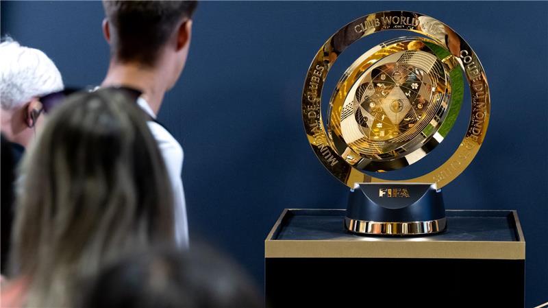 Im Trump Tower können sich Fans die WM-Trophäe ansehen. 