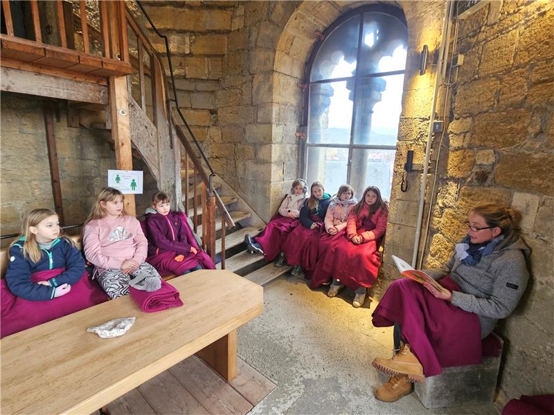 Vorlesetag in Goslar: Rattenjunge und die Kakerlake Karate Im Turm der Marktkirche liest Imke Becker. Foto: Sowa