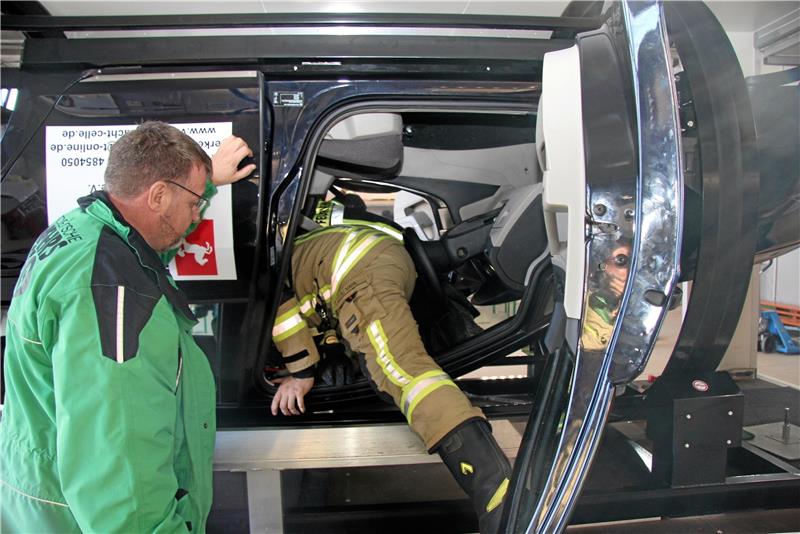 Im Überschlagssimulator erfahren die Einsatzkräfte aus der Gemeinde Liebenburg, wie man aus einem auf dem Dach liegenden Fahrzeug klettern kann. Foto: Hohaus