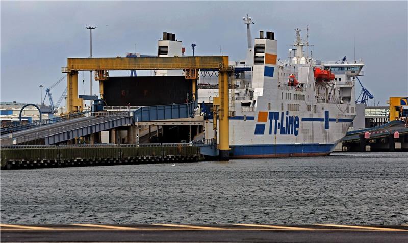 Hafenwirtschaft erinnert an Finanzverantwortung für Häfen Im Überseehafen Rostock wird ein Fährschiff abgefertigt.