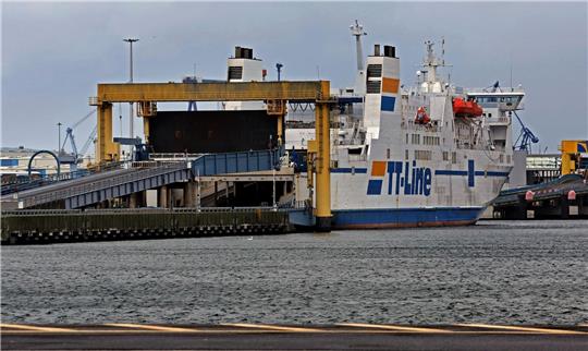 Im Überseehafen Rostock wird ein Fährschiff abgefertigt.