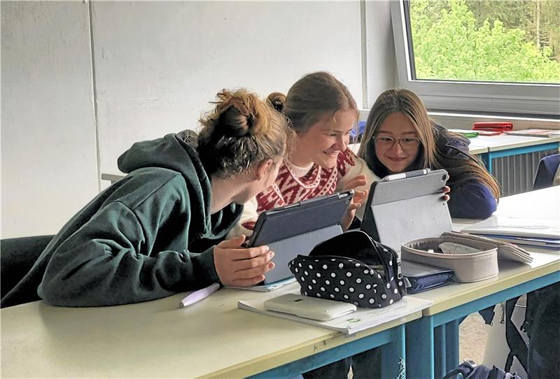 Robert-Koch-Schule bringt die EU in den Oberharz Im Unterricht setzt die RKS auch auf Tablets, auf denen sich die Schülerinnen mit Europa auseinandersetzen. Foto: Skuza