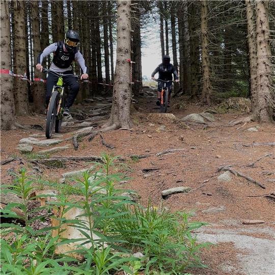 Im Unterschied zu den anspruchsvollen Abfahrten der Bikeparks in St. Andreasberg und Braunlage (Foto), auf denen die Mountainbiker aus Sicherheitsgründen mit Vollhelm und Protektoren unterwegs sind, ist dieser Schutz bei den Trails, die der Wintersportverein plant, nicht nötig.  Foto: GZ-Archiv