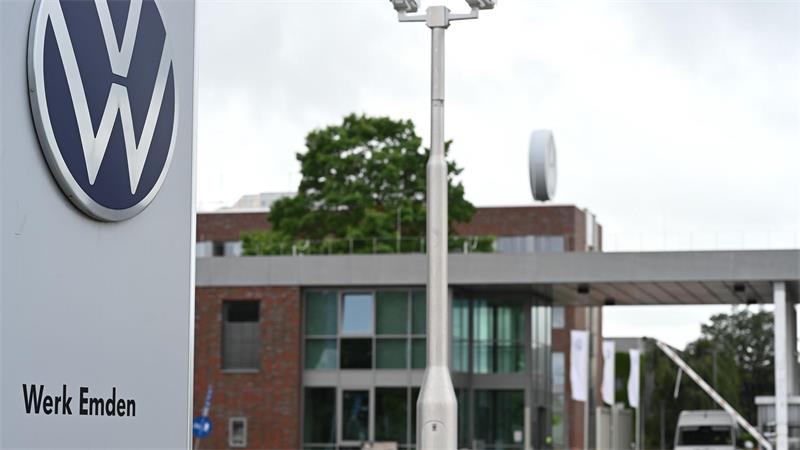 Im VW-Werk Enden soll der Vorstand seine Sparpläne erläutern. (Archivbild) 