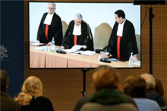 Im Vatikan-Prozess um fragwürdige Millionendeals ist das Urteil verkündet worden.