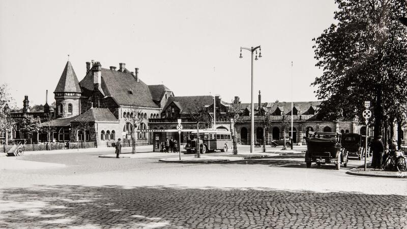 Im Vergleich zum Verkehrsaufkommen heute waren Autos in den Zwanziger Jahren noch rar in Goslar, wie der Blick auf den Bahnhof zeigt. Trotzdem beklagten sich schon 1925 etliche Goslarer über Raserei und „Benzinstänker“ in den Straßen.