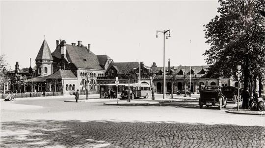 Im Vergleich zum Verkehrsaufkommen heute waren Autos in den Zwanziger Jahren noch rar in Goslar, wie der Blick auf den Bahnhof zeigt. Trotzdem beklagten sich schon 1925 etliche Goslarer über Raserei und „Benzinstänker“ in den Straßen.