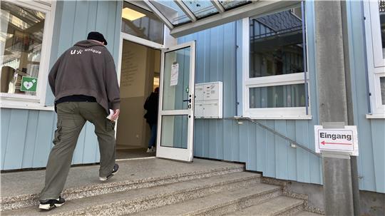 Im Vergleich zur Bundestagswahl 2021 haben sich am Sonntag noch einmal deutlich mehr Menschen auf den Weg in die Wahllokale gemacht, hier zu sehen beispielsweise das in der Grundschule Bündheim.