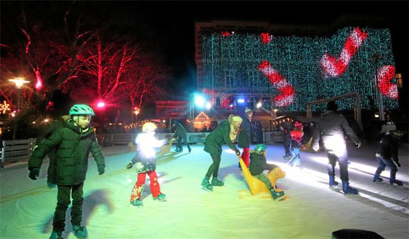 Der Lichterzauber endet: Eisbahn erweist sich als Besuchermagnet Im Verlauf der vergangenen vier Wochen präsentiert sich die Eisfläche auf dem Jacobsonplatz stehts gut gefüllt.