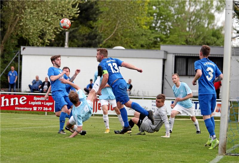 Halbfinale in Vienenburg: Wer macht den letzten Schritt? Im Viertelfinale zwischen der FG Vienenburg/Wiedelah und dem FC Othfresen ging es schon turbulent zu, Sonntag kommt nun der FC Groß Döhren ins Radaustadion. Foto: Neuendorf