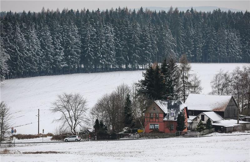 Im Vogtland in Sachsen liegt noch Schnee. Zu Weihnachten soll es jedoch wieder milder werden.