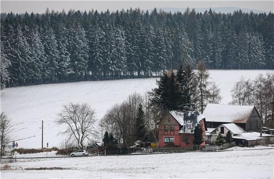 Im Vogtland in Sachsen liegt noch Schnee. Zu Weihnachten soll es jedoch wieder milder werden.