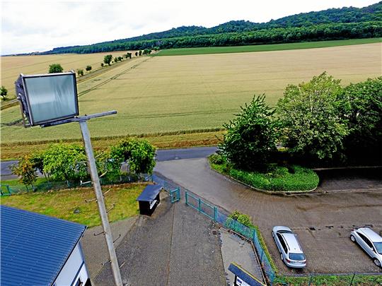 Im Vordergrund ist die Zufahrt auf das aktuelle Gelände des FC Othfresen zu sehen, auf der landwirtschaftlichen Fläche dahinter soll neben der Straße der neue Sportplatz angelegt werden. Foto: Kühlewind