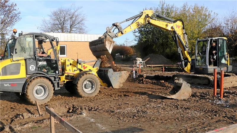 Symbolischer erster Spatenstich für Hornburger Millionenprojekt Radlader und Bagger bei Tiefbauarbeiten