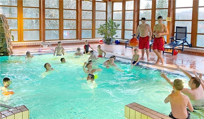 DLRG Braunlage ist mit „Seepferdchen“ auf Erfolgskurs Im Vordergrund steht immer der Spaß, wie etwa beim Wasser-Basketball.