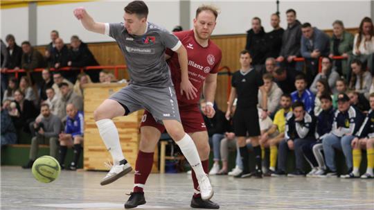 Im Vorjahresfinale besiegt die SG Achim/Börßum/Hornburg (grau) den SC 18 Harlingerode mit 2:0. Auch 2025 sind beide Teams wieder am Start, die ehemalige SG jetzt als FC Ilsetal, der einzige Bezirksligist im Turnier.