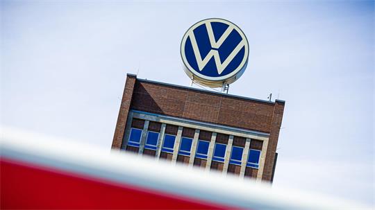 Im Vorstandshochhaus von VW bleibt das Büro des Personalchefs weiter verwaist. (Archivbild)