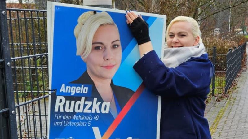 Angela Rudzka von der AfD empfindet das Gendern als „übergriffig“ Im Wahlkampf: Angela Rudzka hängt eines ihrer Plakate auf.