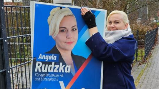 Im Wahlkampf: Angela Rudzka hängt eines ihrer Plakate auf.