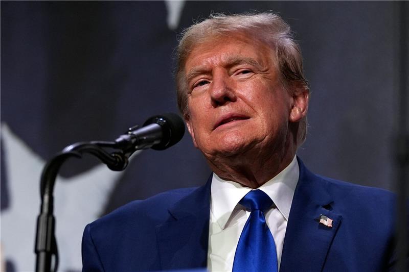 Video auf Trump-Account mit Nazi-Sprache sorgt für Aufregung Im Wahlkampf bedient sich Donald Trump regelmäßig radikaler Rhetorik, tut sich mit rassistischen Aussagen hervor und hetzt gegen Minderheiten.