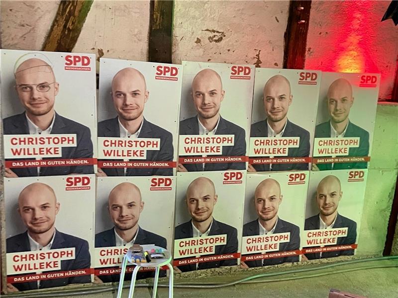 Im Wahlkampf ist Christoph Willeke wirklich überall: Der junge SPD-Kandidat liefert eine fleißige, engagierte, pointierte und auch nicht billige Performance ab und setzt sich auch deshalb gegen seine zahlreichen Mitbewerber durch. Bei der Scheunen-Siegesparty auf dem Familienhof in Harlingerode symbolisieren die vielen Wahlplakate an der Wand diese Allgegenwart des mittlerweile einzigen Landtagsabgeordneten mit Wohnsitz im Landkreis Goslar.