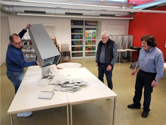 Im Wahllokal des Bad Harzburger Werner-von-Siemens-Gymnasiums werden die Wahlurnen geleert und anschließend die Stimmzettel ausgezählt. Fotos: Exner