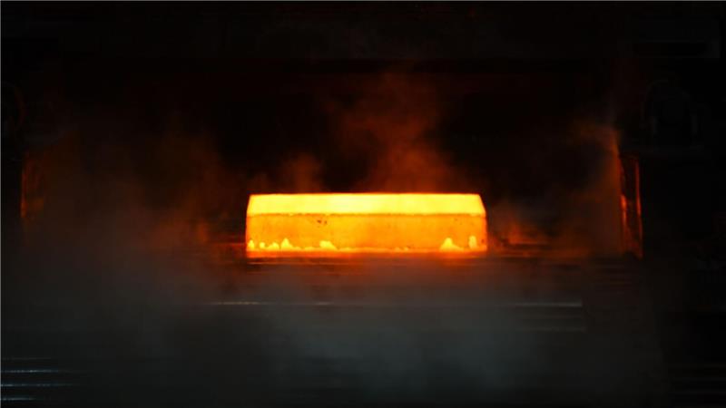 Im Walzturm werden die heißen Brammen auf das richtige Maß geformt. Weil die Maschine laut ist und es zischt nennen Mitarbeiter sie den „Drachen“.