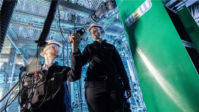 Im Wasserelektrolyse-Testfeld der TU Clausthal arbeiten Forscher der Universität mit dem Unternehmen WEW GmbH Hand in Hand.