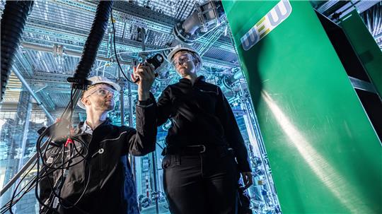 Im Wasserelektrolyse-Testfeld der TU Clausthal arbeiten Forscher der Universität mit dem Unternehmen WEW GmbH Hand in Hand.