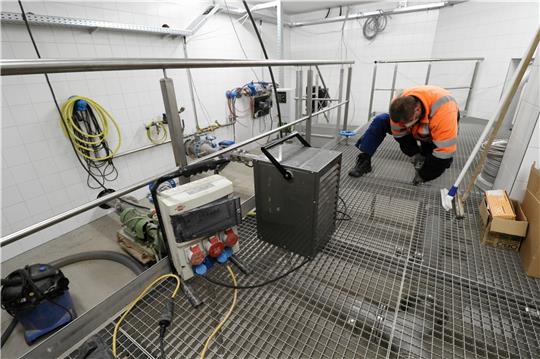 Im Wasserwerk Lautenthal laufen die letzten Arbeiten am ersten Bauabschnitt – bis auf das Gebäude selbst ist jetzt quasi alles runderneuert. Fotos: Kühlewind
