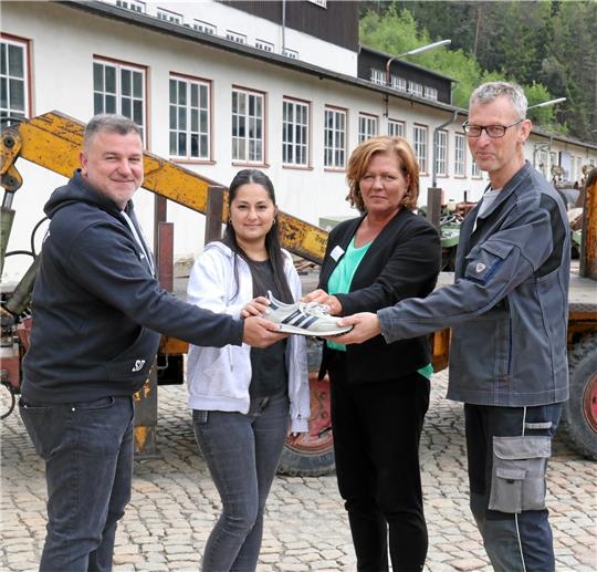 Im Weltkulturerbe werden die Laufschuhe geschnürt: Serkan Durmus, Vorsitzender der TSG Jerstedt, sowie Ipek Canbazer, Susanne Ponto und Dr. Johannes Großewinkelmann vom Bergwerksmuseum (v. li.) blicken mit Vorfreude auf die Premiere des Rammelsberger Steigerlaufs. Foto: Gabel