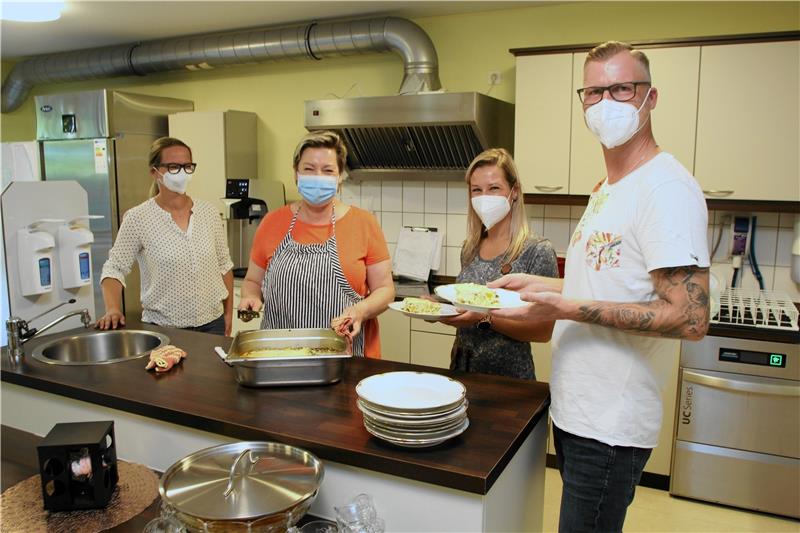 Corona: Nachfrage in der Tagespflege sinkt auch in Harzburg Im Wichernaus wird täglich frisch gekocht: Stephanie Strauß, Vanessa Becker und Tobias Haubner (v. li.) probieren den Kuchen, den Köchin Anja Schöner-Rössing (2. v. li.)gerade aus dem Ofen geholt hat. Foto: Fricke