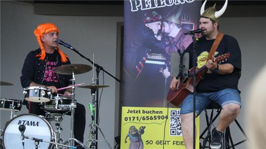 Im Wikinger-Outfit nach Haithabu: Das Duo Null Peilung spielt im Lautenthaler Stadtpark „Volle Granate, Renate“.