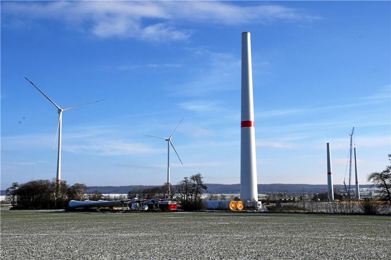 Im Windpark Elbe-Steinlah an der Bundesstraße 6 – dort existieren bereits 19 Windräder – entstehen weitere sechs Anlagen mit einer Nabenhöhe von mehr als 160 Metern. Elf Anlagen, die von denen zehn ebenfalls so groß sind, sollen auch bei Beuchte entstehen. Foto: Gereke