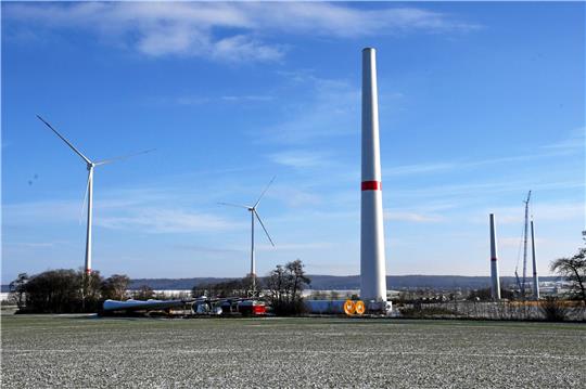 Im Windpark Elbe-Steinlah an der Bundesstraße 6 – dort existieren bereits 19 Windräder – entstehen weitere sechs Anlagen mit einer Nabenhöhe von mehr als 160 Metern. Elf Anlagen, die von denen zehn ebenfalls so groß sind, sollen auch bei Beuchte entstehen. Foto: Gereke