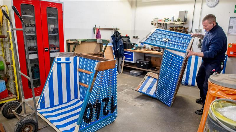 Frühling kann kommen – Langeoog putzt seine Strandkörbe raus Im Winter hat das Team der Strandkorbwerkstatt viel zu tun.