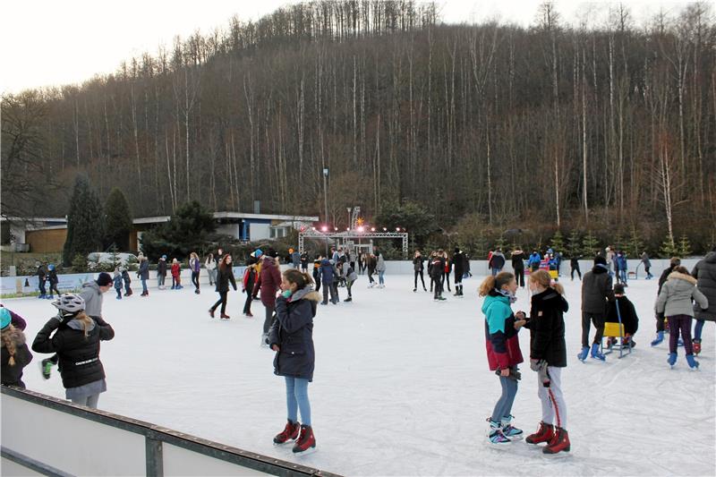 Bad Harzburgs Eismeister: „Mein Wort ist hier Gesetz“ Im Winter ist die Freiluft-Eisbahn in Bad Harzburg sehr beliebt. Wolfgang Dorn sorgt mit seiner akkuraten Arbeit tagtäglich dafür, dass das auch so bleibt. Foto: GZ-Archiv