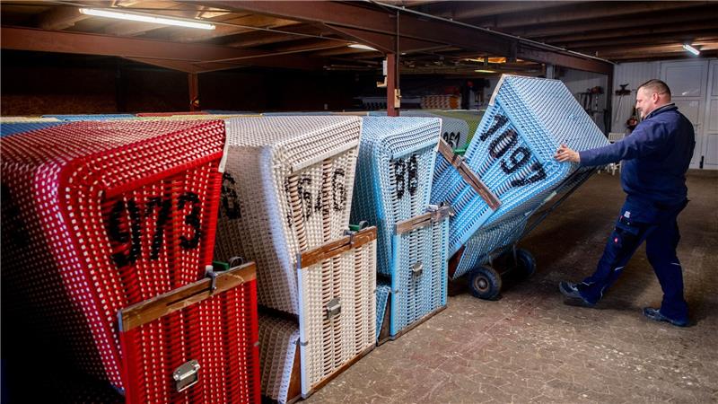 Im Winterlager stehen die Strandkörbe bereit. 