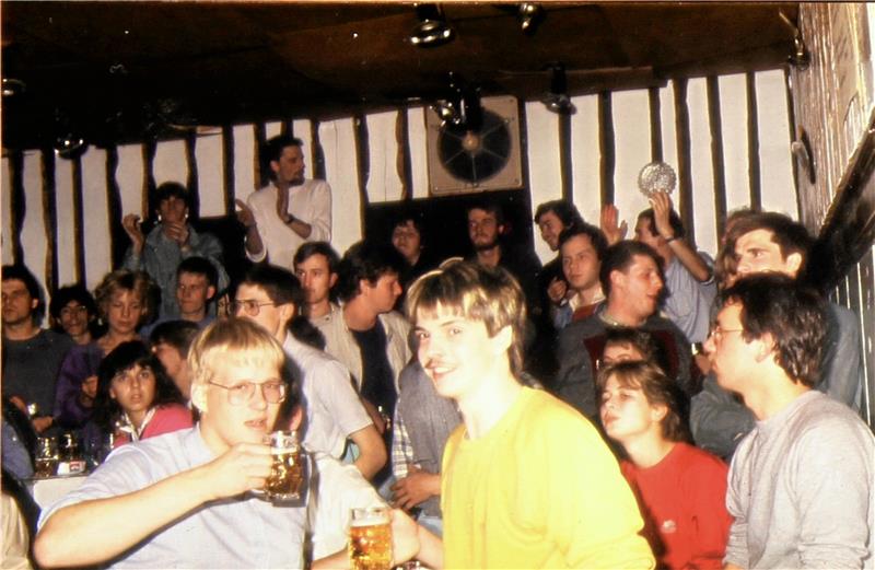 Im Zappelkeller, der nicht Disko heißen darf, wird ab 1983 gefeiert.  Fotos: Archiv Radieschen/Schlegel