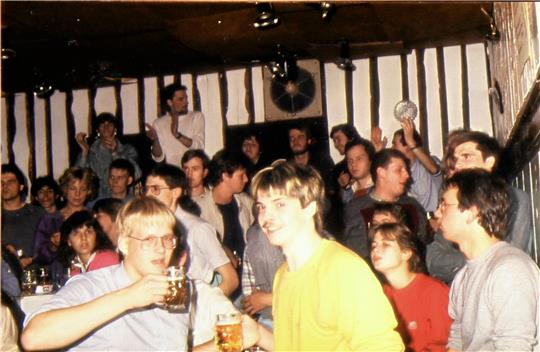 Im Zappelkeller, der nicht Disko heißen darf, wird ab 1983 gefeiert.  Fotos: Archiv Radieschen/Schlegel