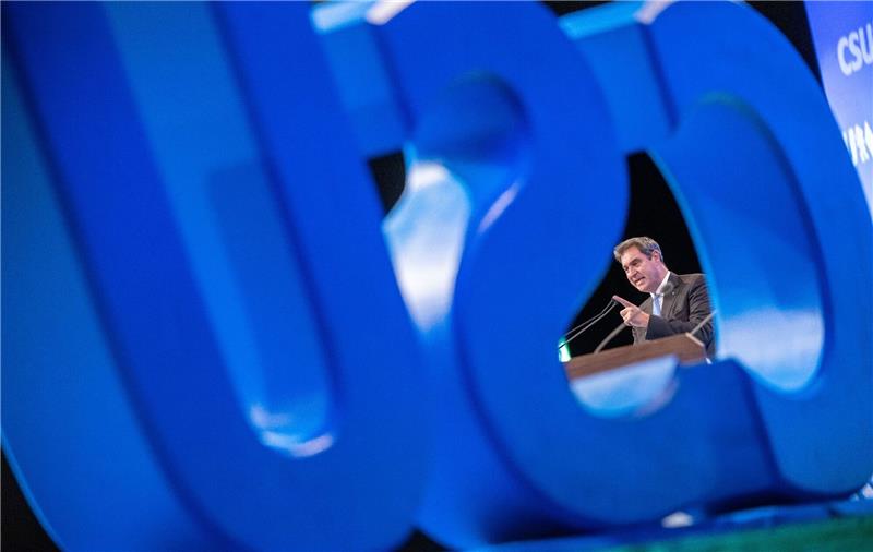 Die CSU auf dem Weg in Söders Schicksalsjahr Im Zeichen der CSU: Markus Söder auf dem Parteitag in Augsburg.