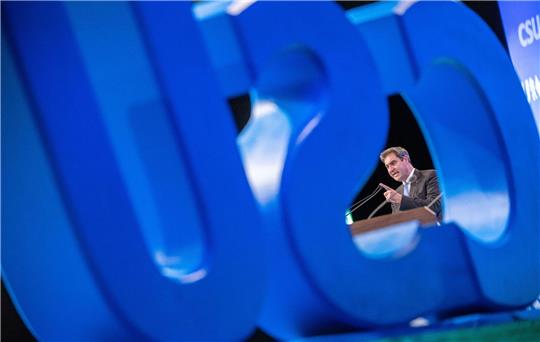 Im Zeichen der CSU: Markus Söder auf dem Parteitag in Augsburg.