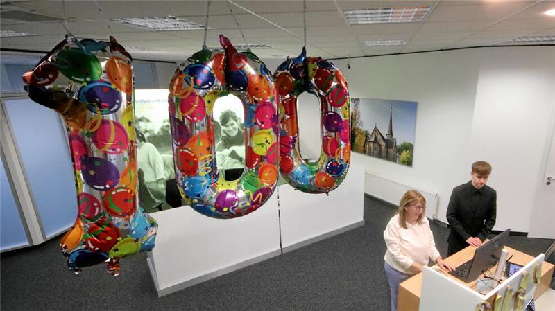Im Zeichen der Hundert: In Lutter erwarten Dorothee Spandau und Niklas Goldschmidt bei der Volksbank die Kunden zum Weltspartag.
