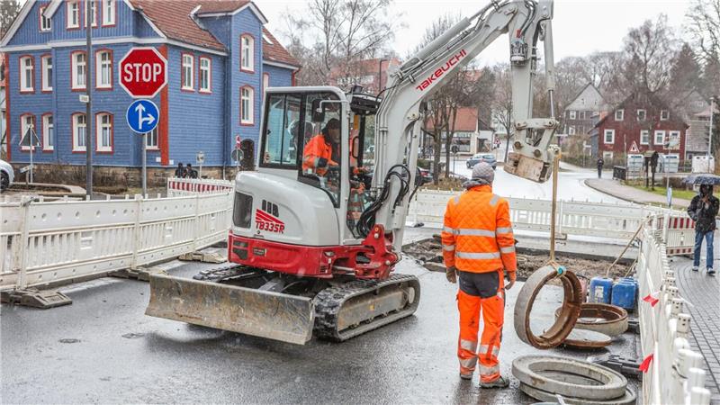 Im Zellbach setzen die Eigenbetriebe neue Schachtdeckel ein.