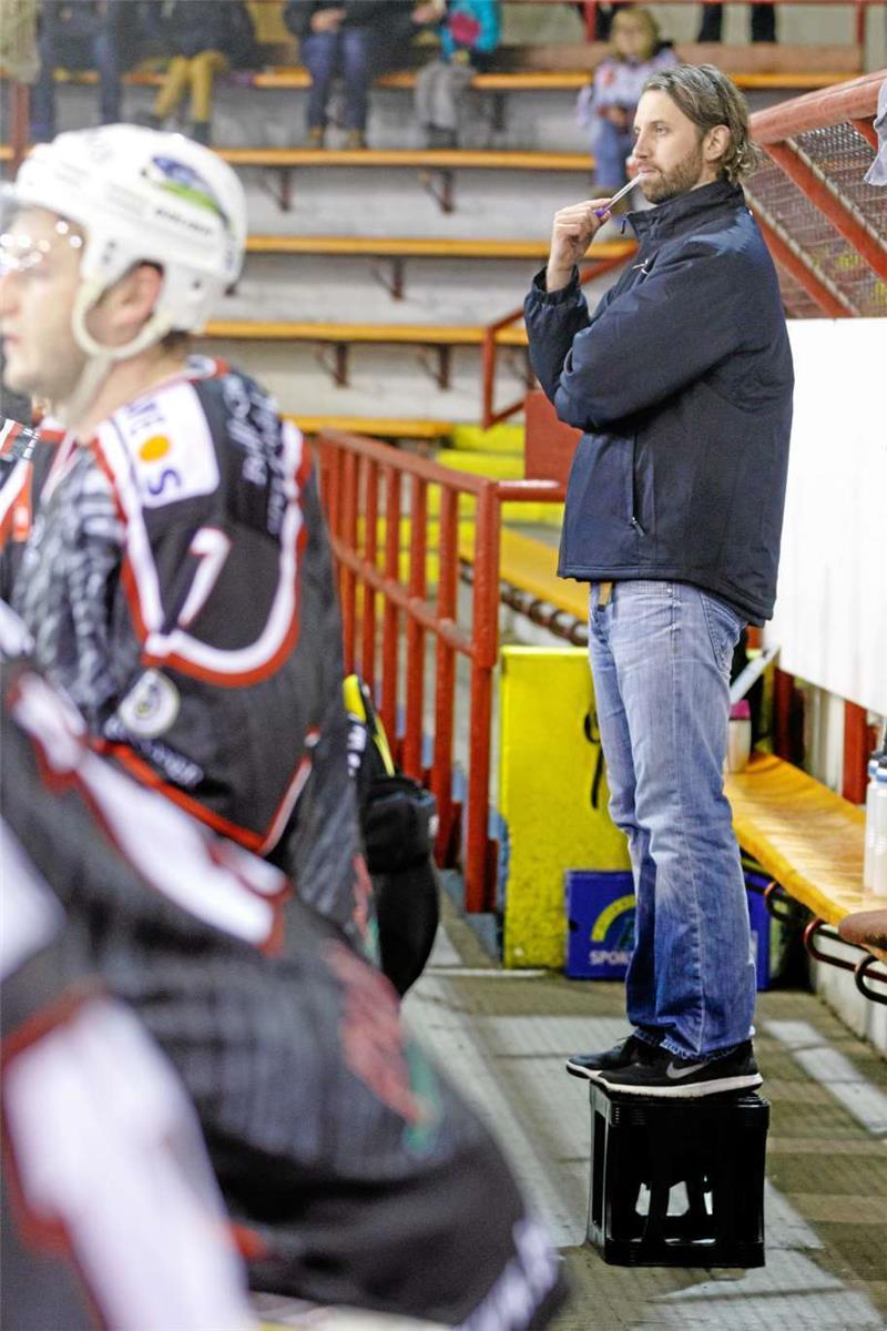 Im Zentrum der Kritik: Falken-Trainer Norbert Pascha. Foto: Drechsler